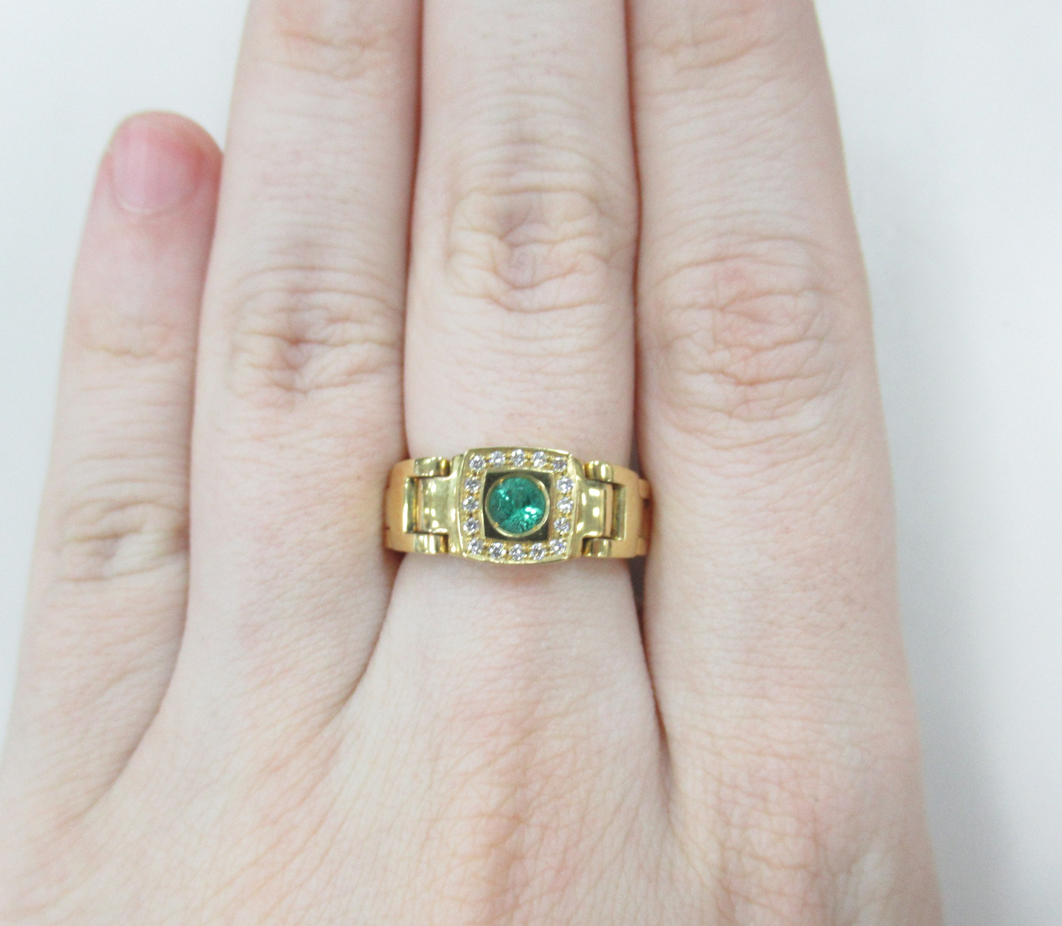 Кольцо из желтого золота с изумрудом